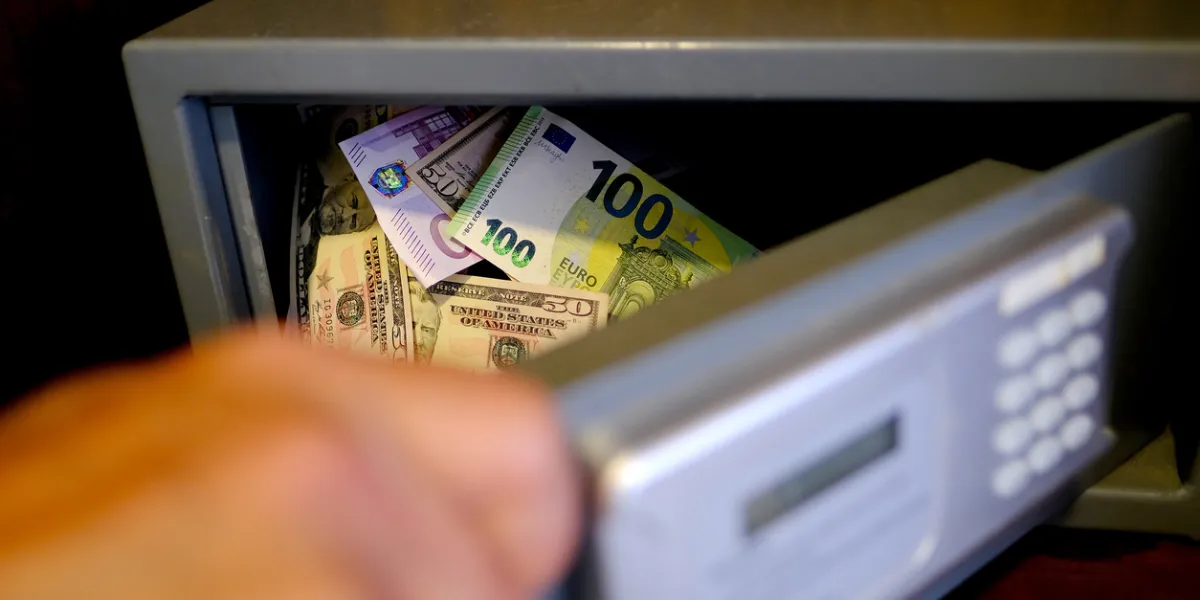 Réserve d'argent liquide à la maison