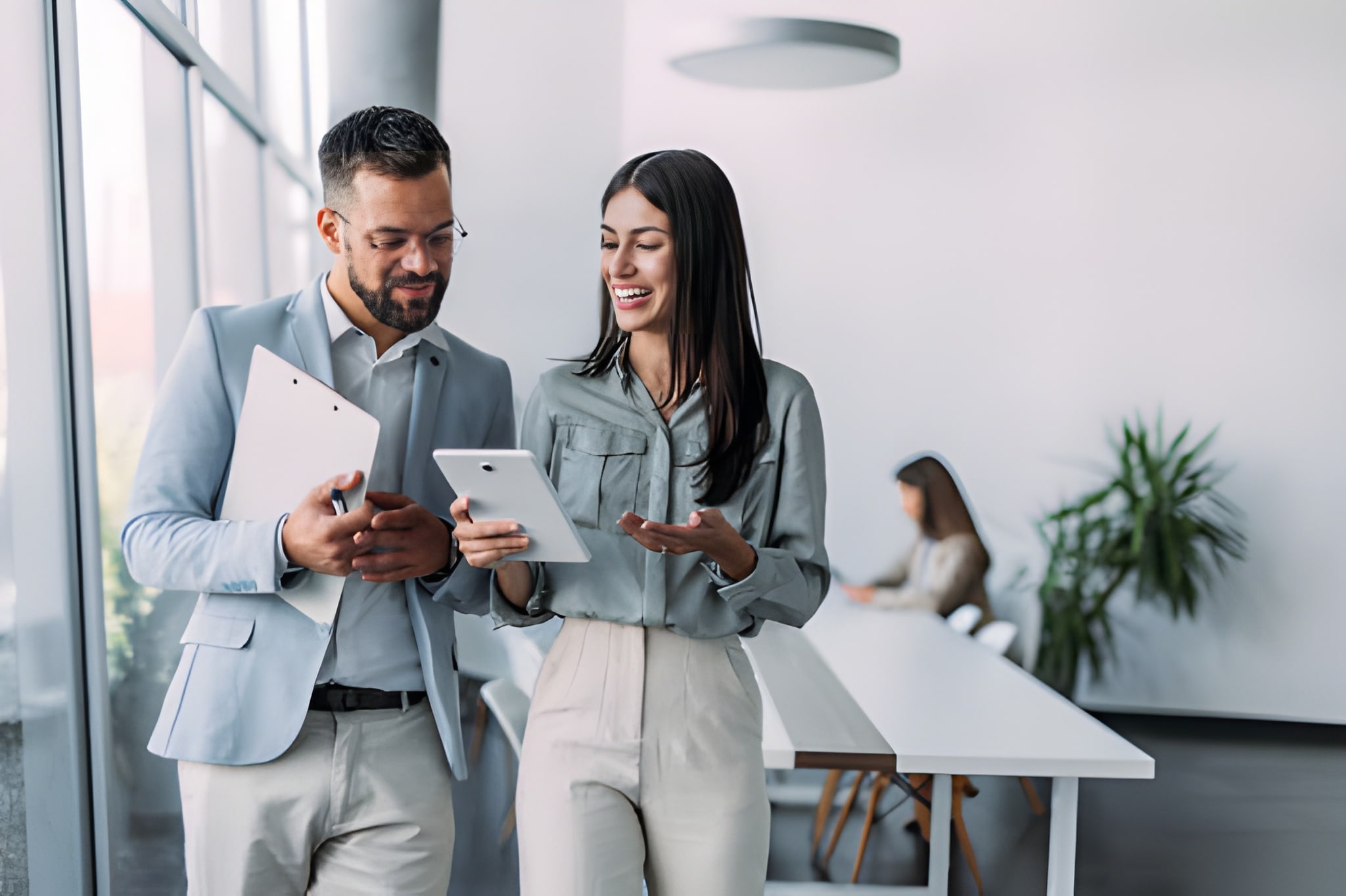 Femme prenant une décision en mouvement, illustrant la détermination