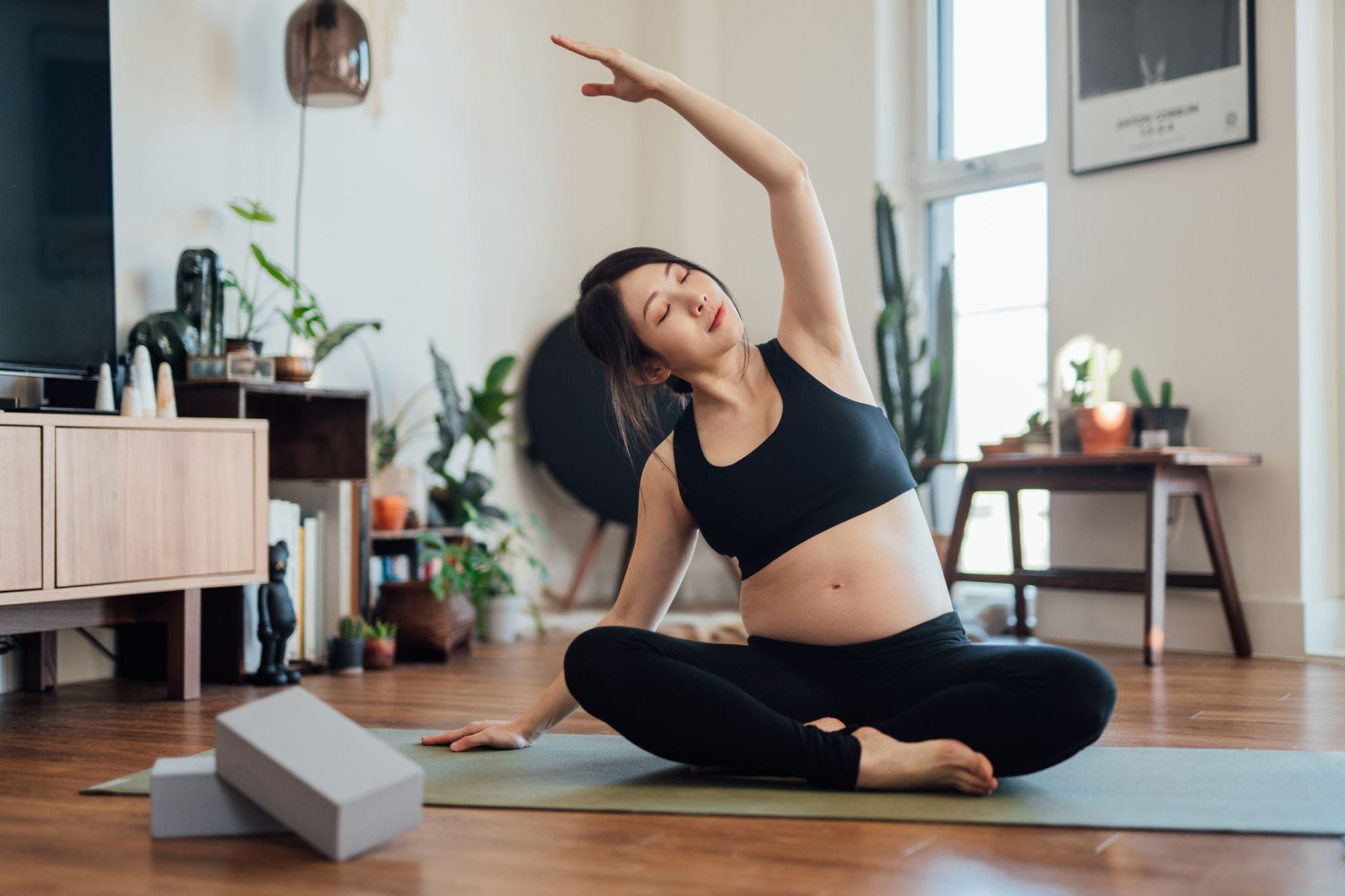 Femme pratiquant le yoga à domicile