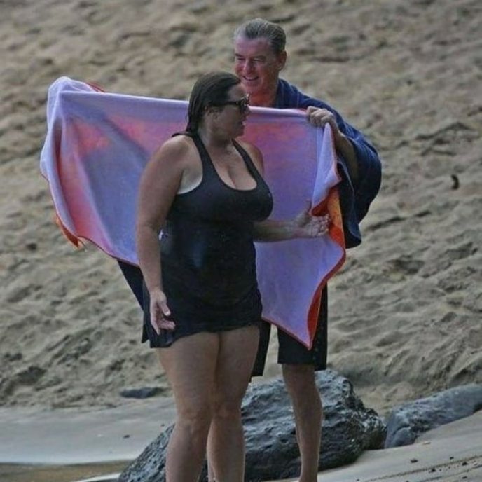 Pierce Brosnan regardant son épouse avec tendresse