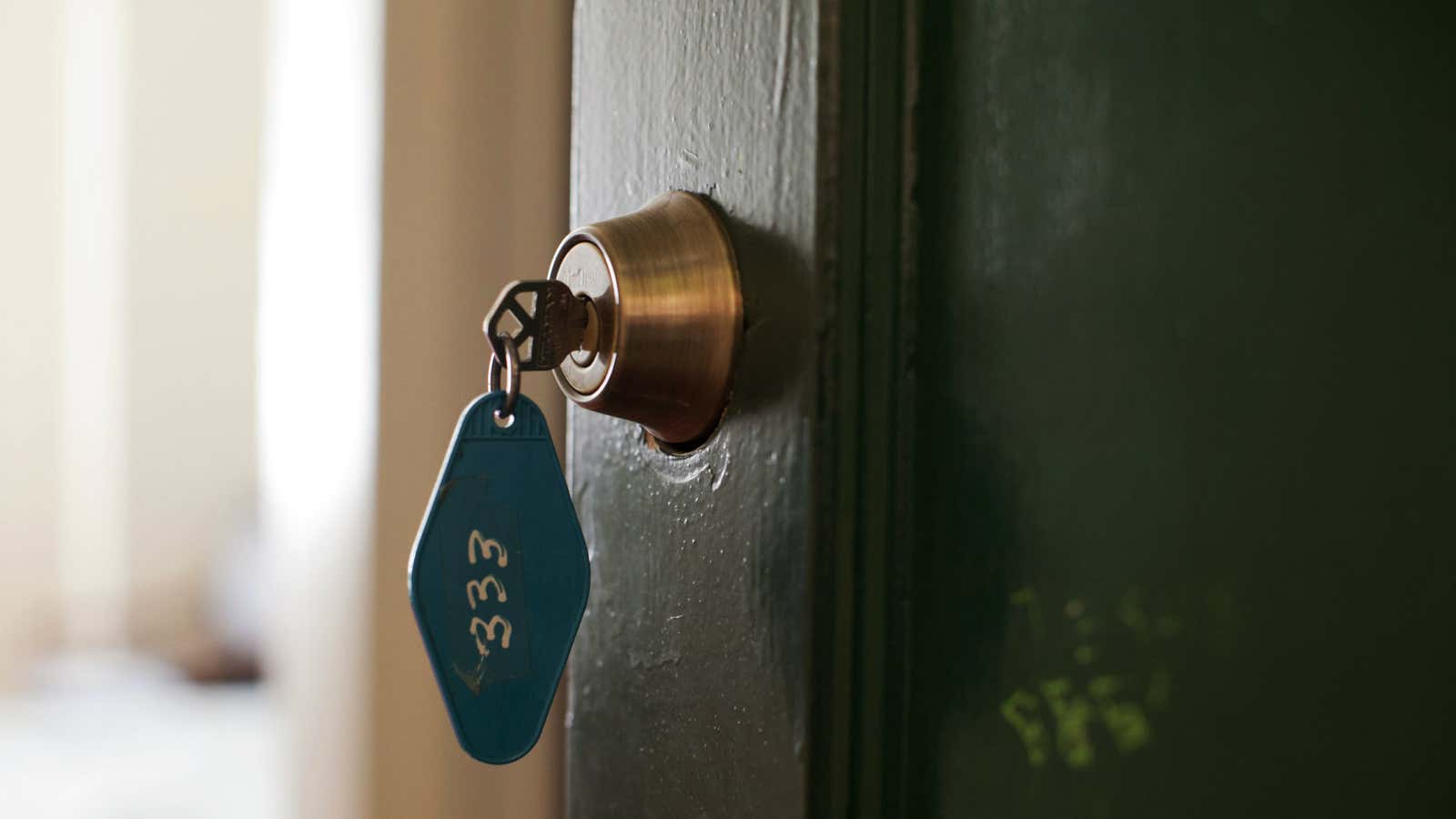 Clé dans une serrure avec éclairage dramatique