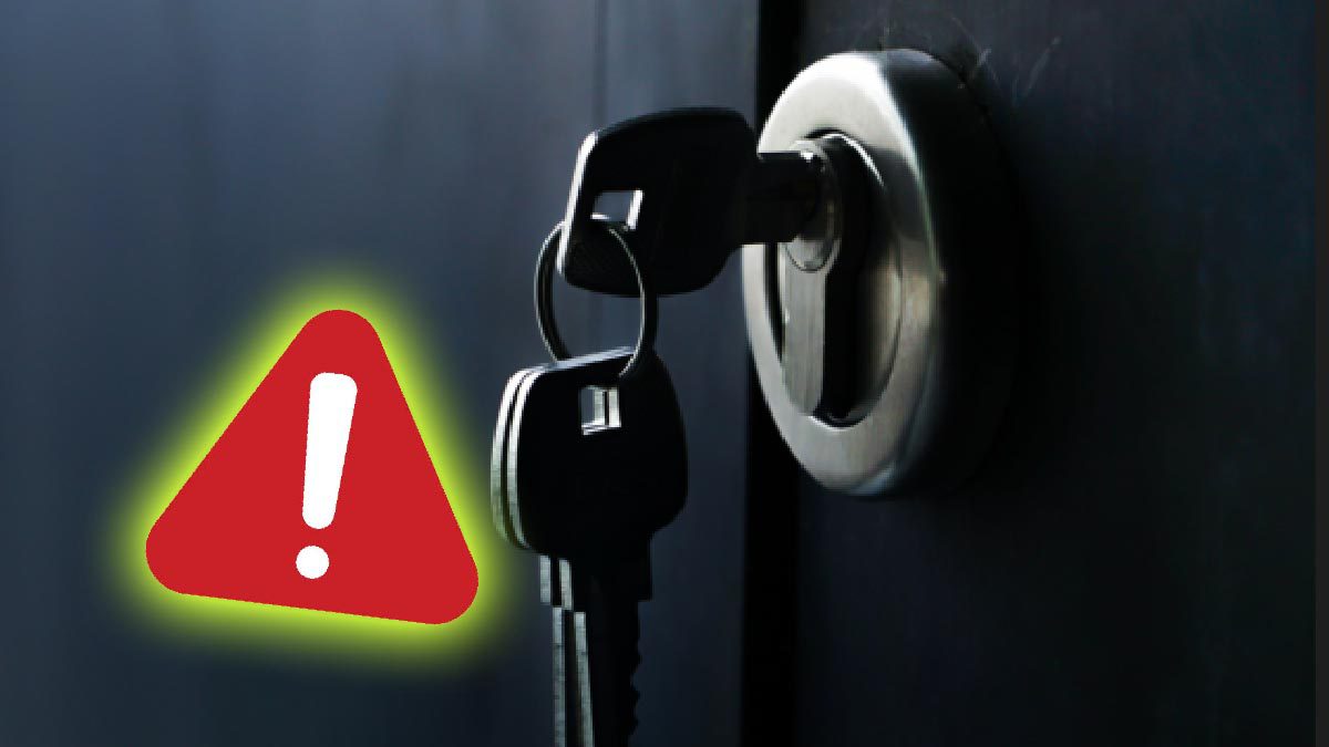 Clé positionnée dans une serrure de porte d'entrée