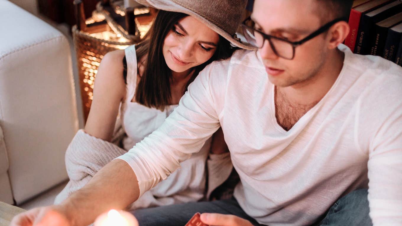 Femme épanouie pratiquant une activité artistique