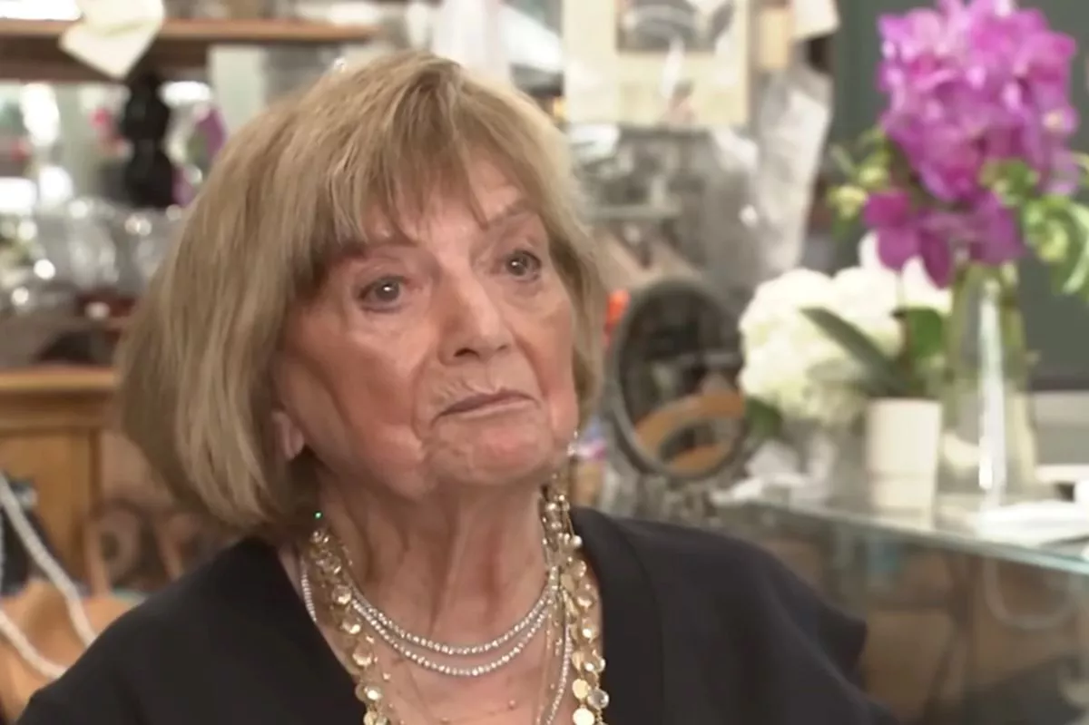 Portrait d'Ann Angeletti, une femme centenaire souriante et élégante