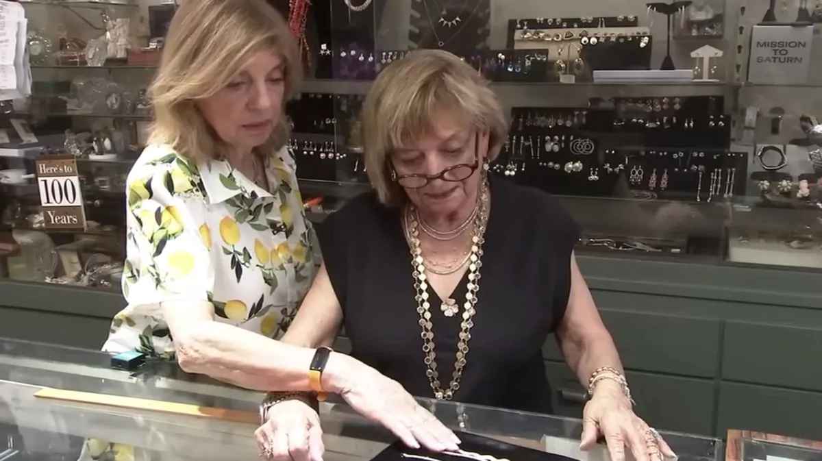 Ann dans sa boutique de bijoux, discutant avec une cliente