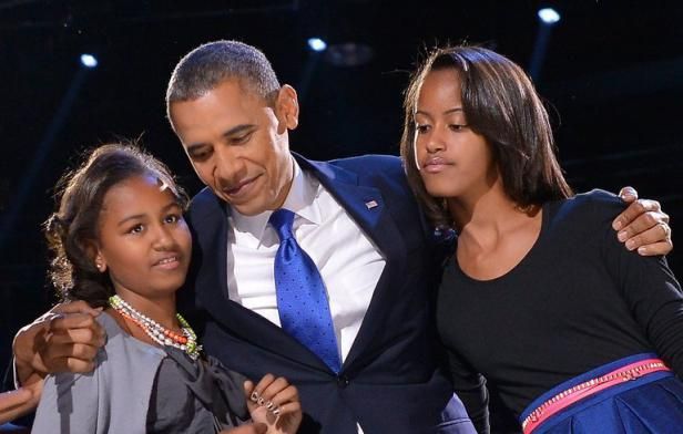 Barack Obama posant avec ses filles Malia et Sasha, souriants