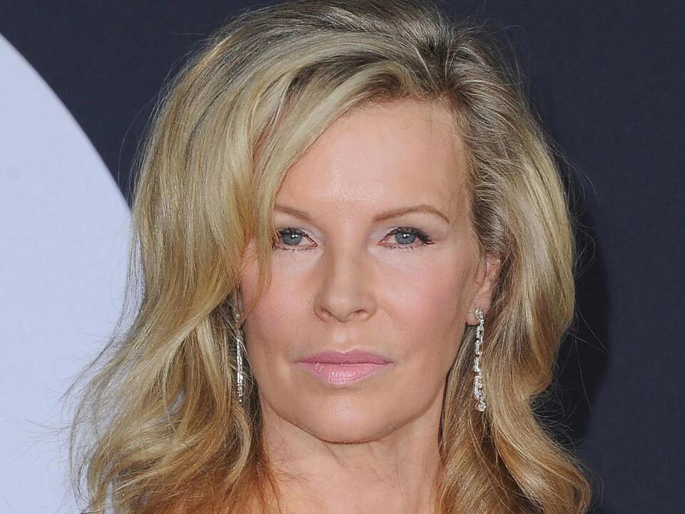 Kim Basinger jeune, icône de glamour hollywoodien