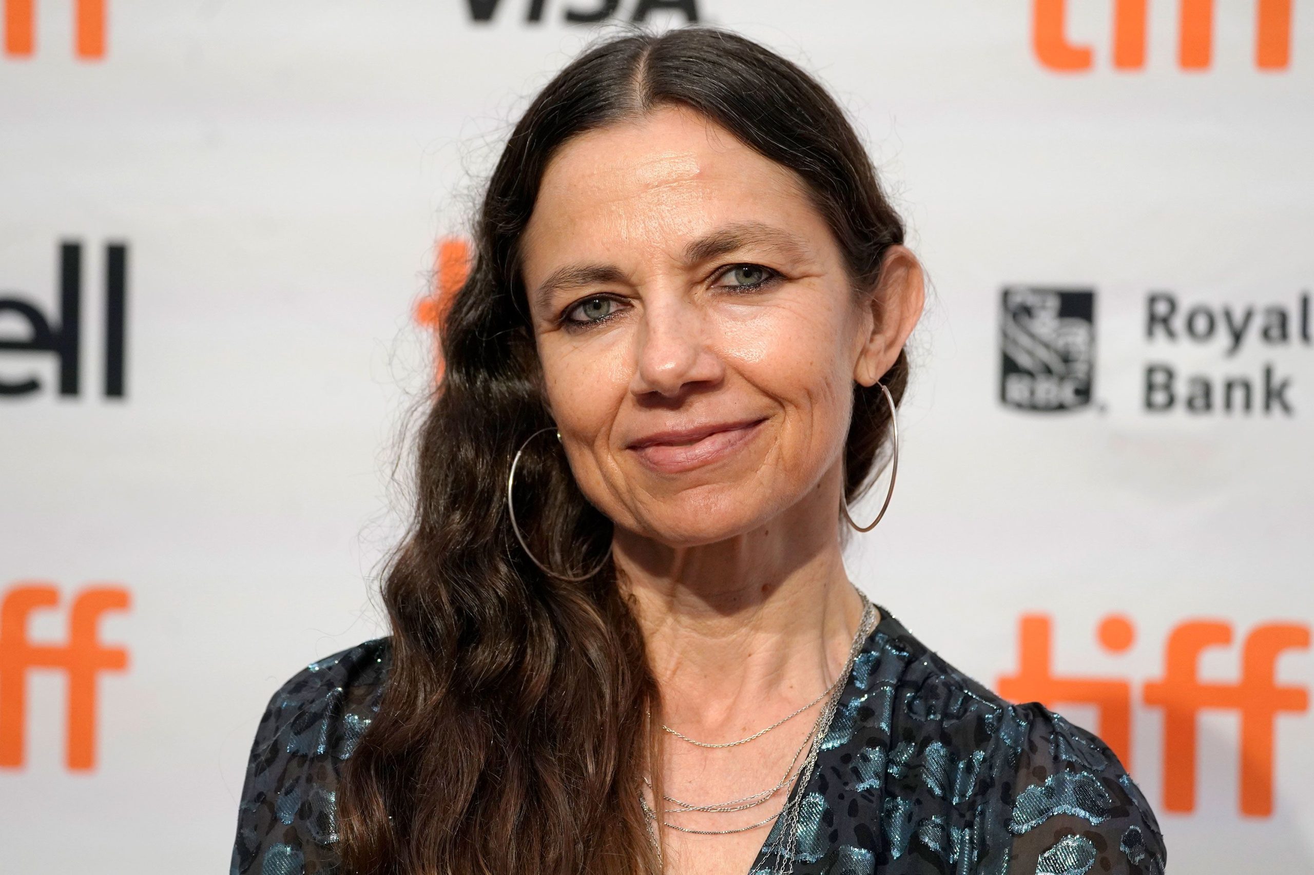 Justine Bateman en interview, visage expressif
