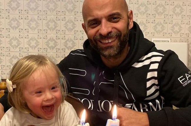 Thomas, un motard, dans son atelier