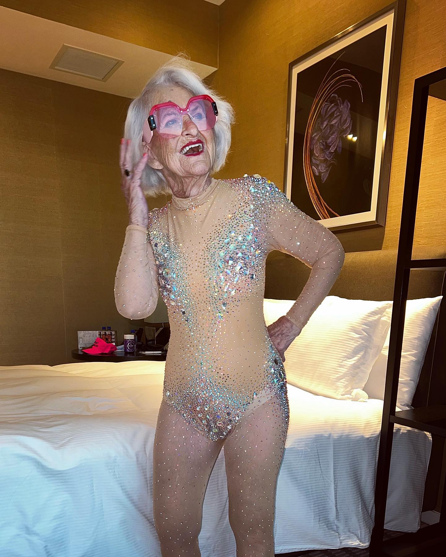 Baddie Winkle posant avec énergie, vêtue d'une tenue aux imprimés vibrants