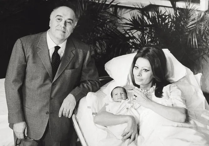 Sophia Loren, rayonnante, entourée de ses deux jeunes fils dans un moment de tendresse familiale.