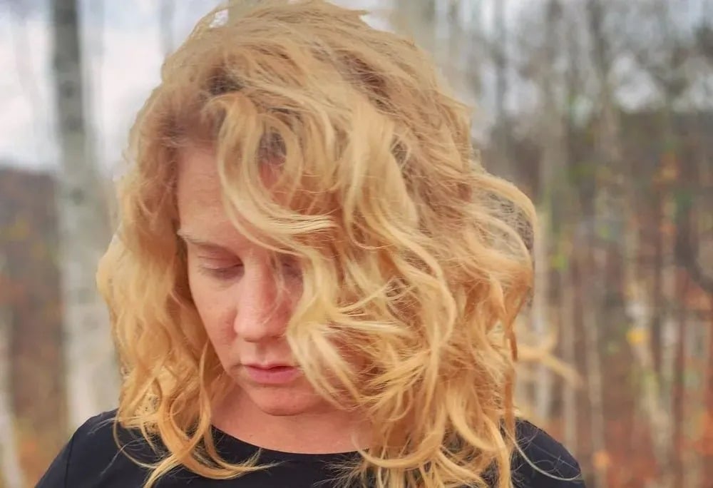 Femme essayant une nouvelle activité créative