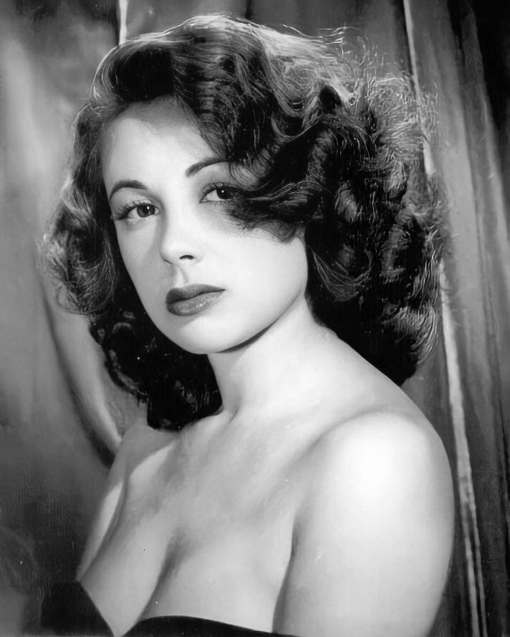 Caren dans un costume d'époque, sur un plateau de tournage