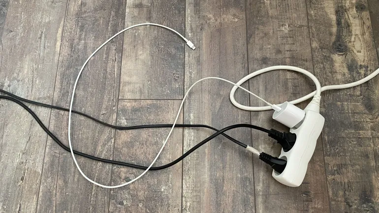 Chargeur branché seul sur une prise murale