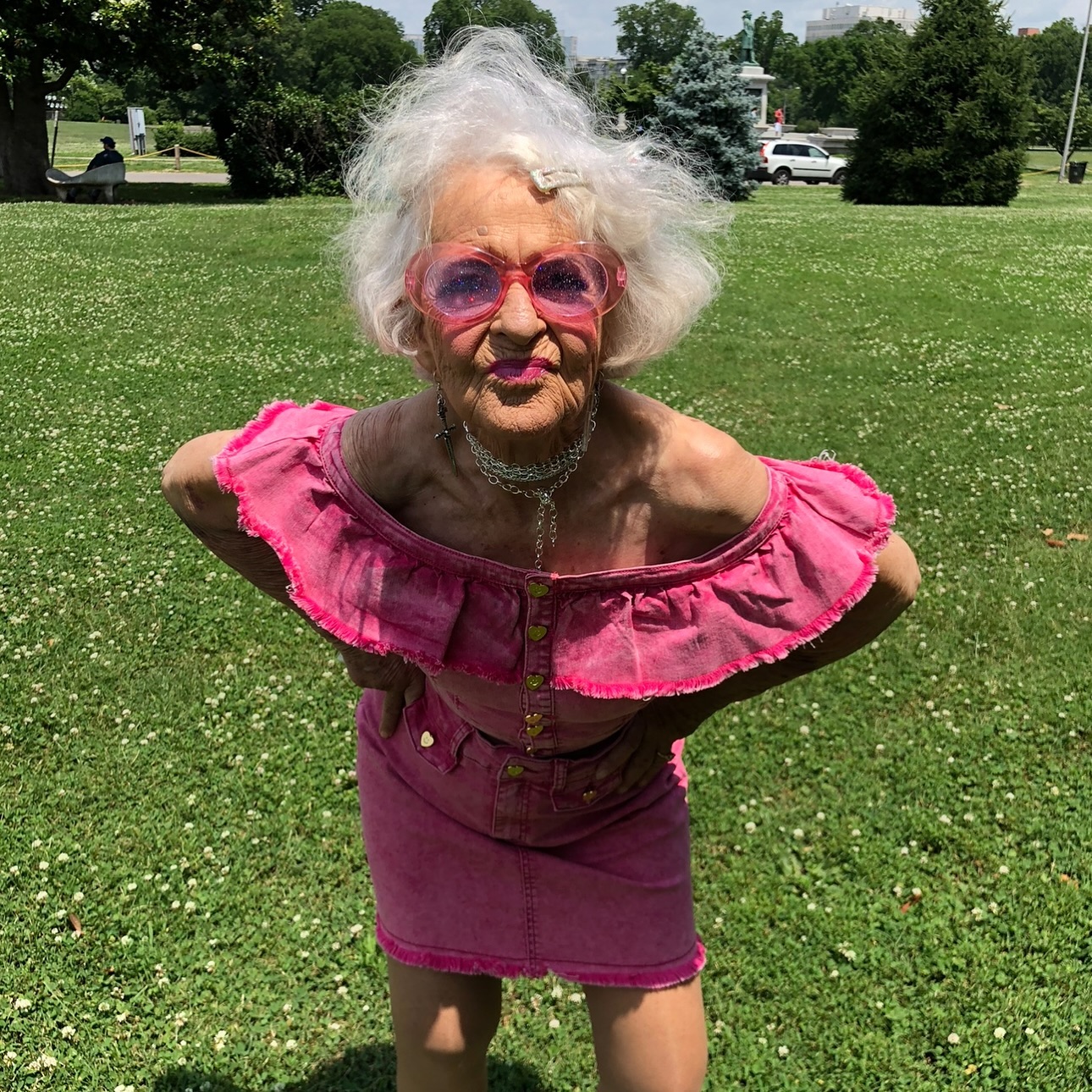 Baddie Winkle souriante, portant une tenue vive et des accessoires fantaisistes