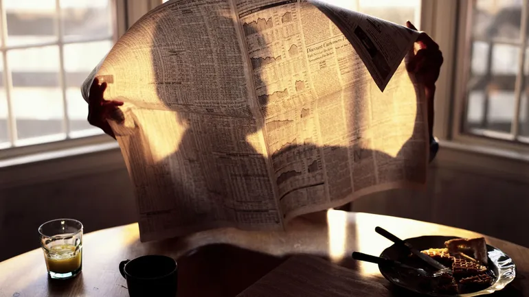 Vieille coupure de journal jaunie avec un article sur un événement