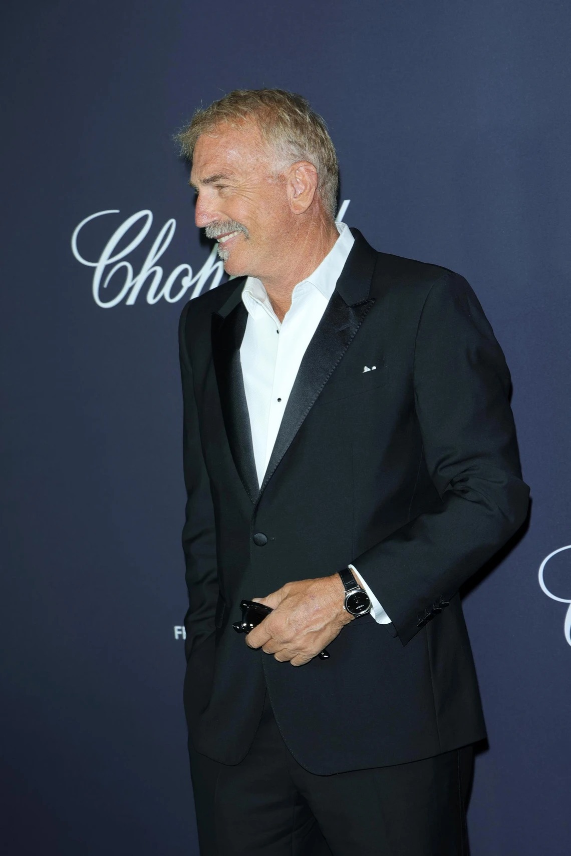 Kevin Costner sur le tapis rouge, incarnant une élégance intemporelle