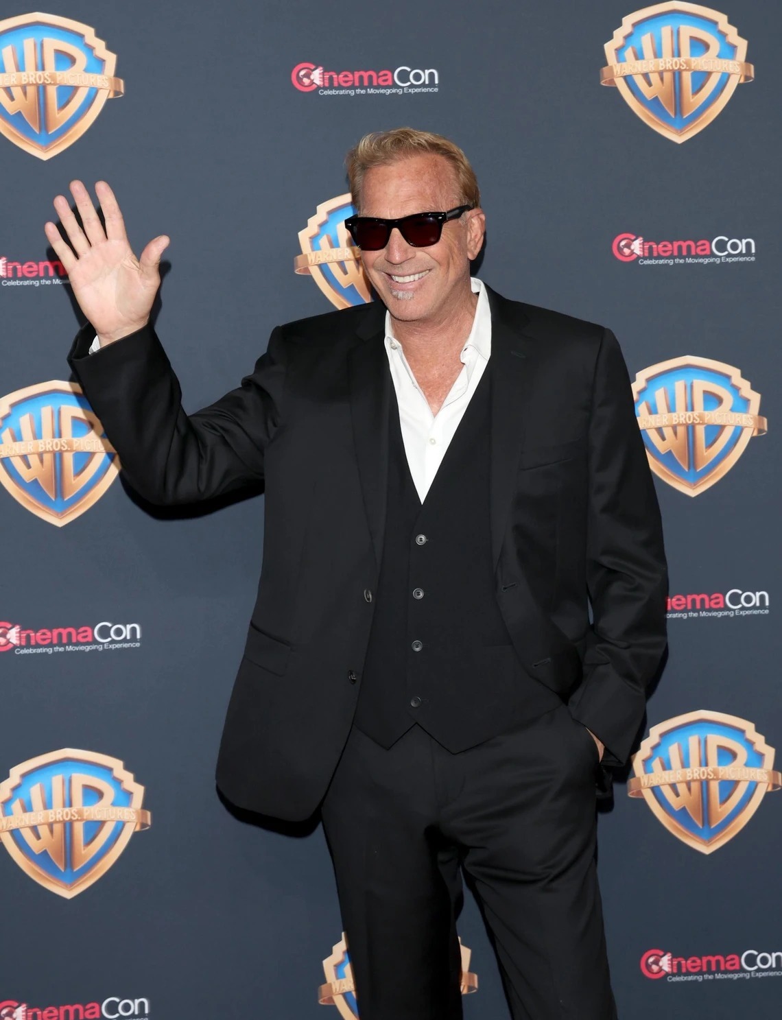 Kevin Costner en conversation, dégageant une énergie positive