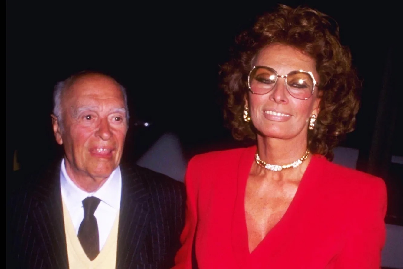 Sophia Loren et Carlo Ponti souriants, posant ensemble dans un cadre élégant, peut-être dans leur maison.
