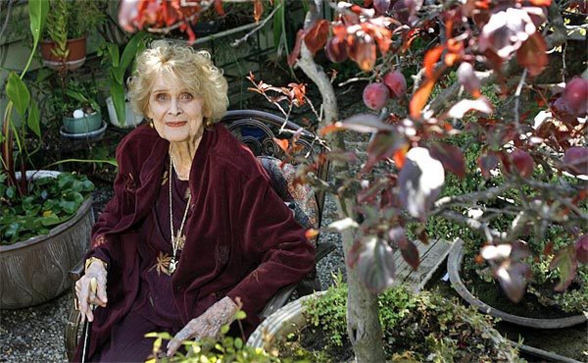 Gloria Stuart plus âgée, souriante, dans un cadre artistique