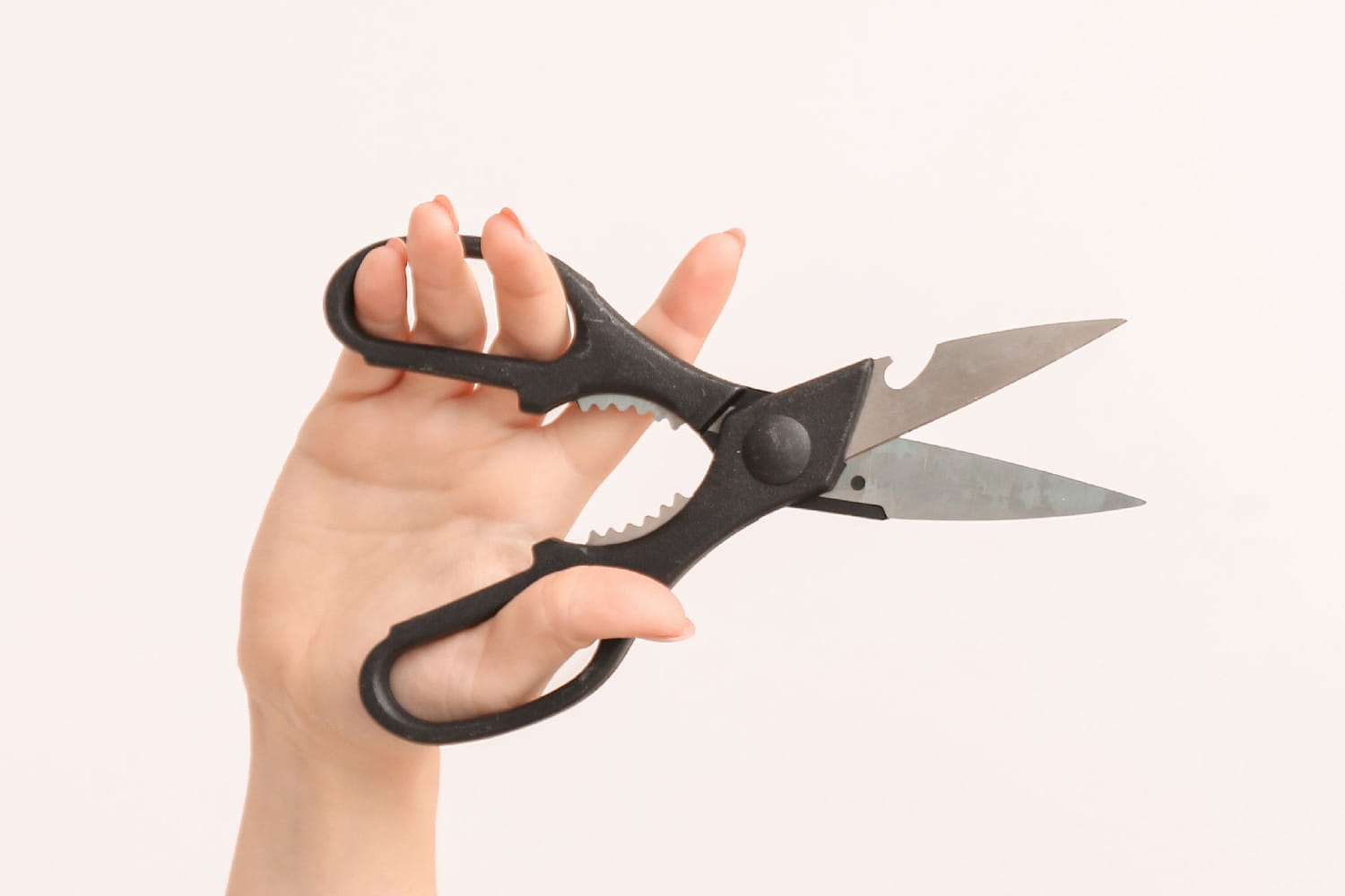 Personne utilisant des ciseaux pour ouvrir un bocal en verre