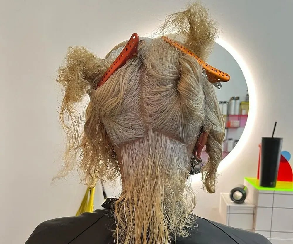 Comparaison de deux coupes de cheveux, l'une classique et l'autre plus moderne