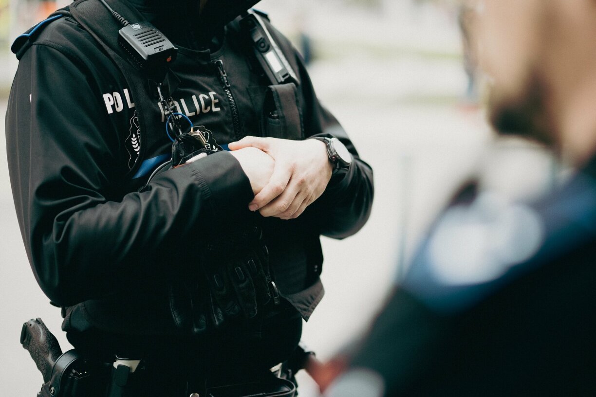 Un homme âgé en peignoir bleu, les bras croisés pour se réchauffer