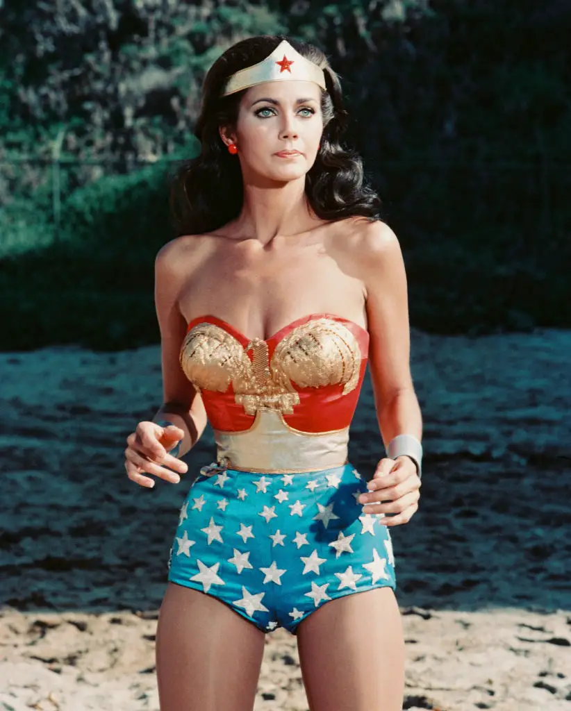 Lynda Carter, jeune femme couronnée Miss USA