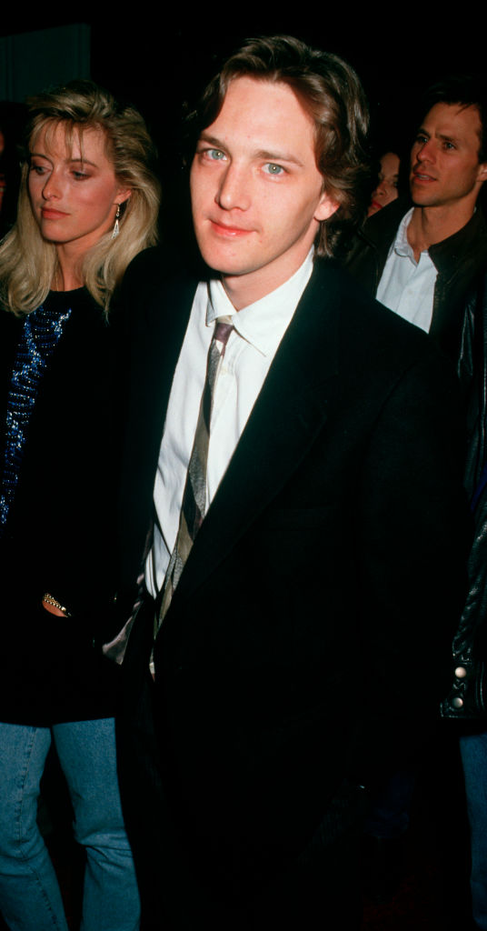 Andrew McCarthy en pleine réflexion sur un tournage