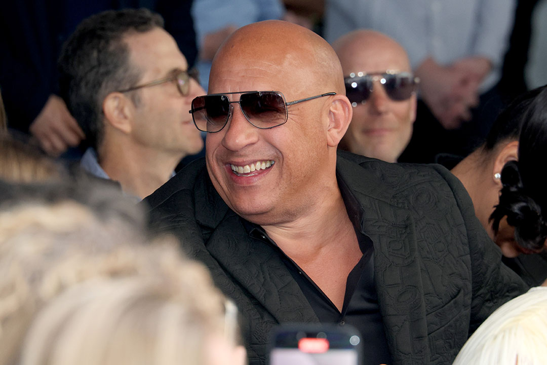 Vin Diesel souriant lors d'une cérémonie sur le Hollywood Walk of Fame