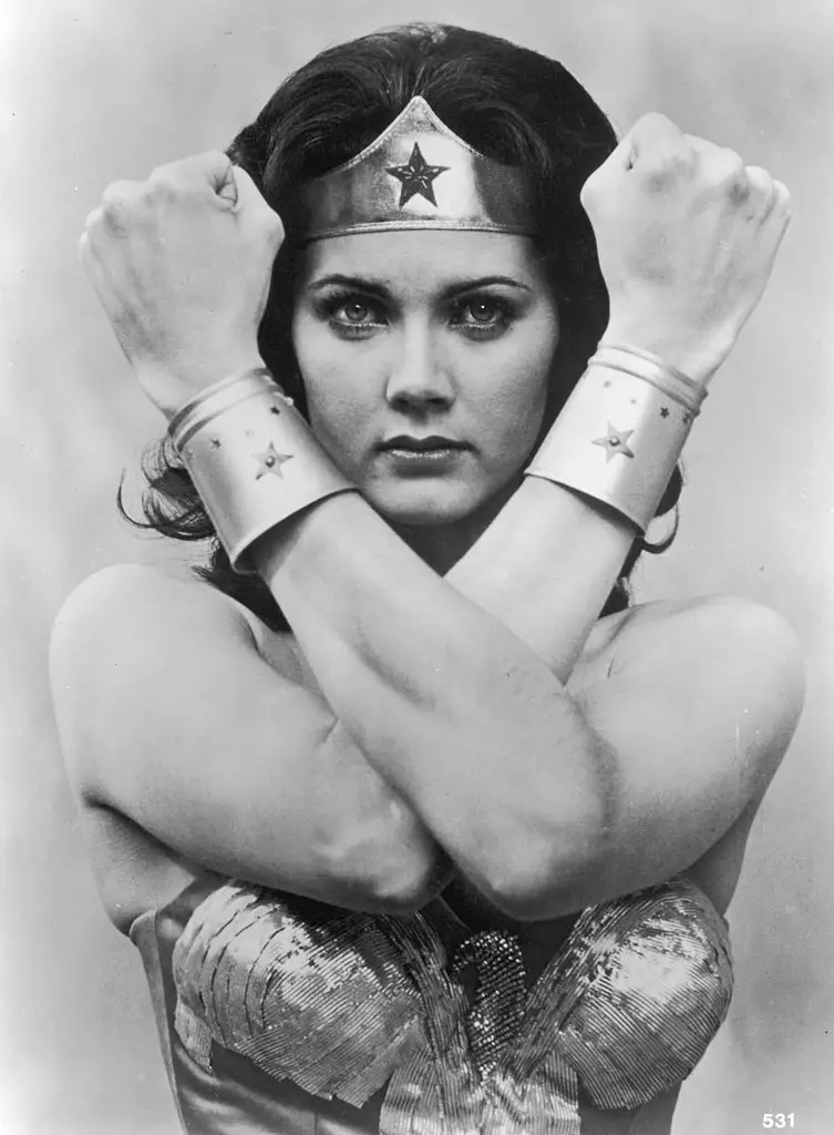Lynda Carter dans le costume de Wonder Woman, posant avec assurance