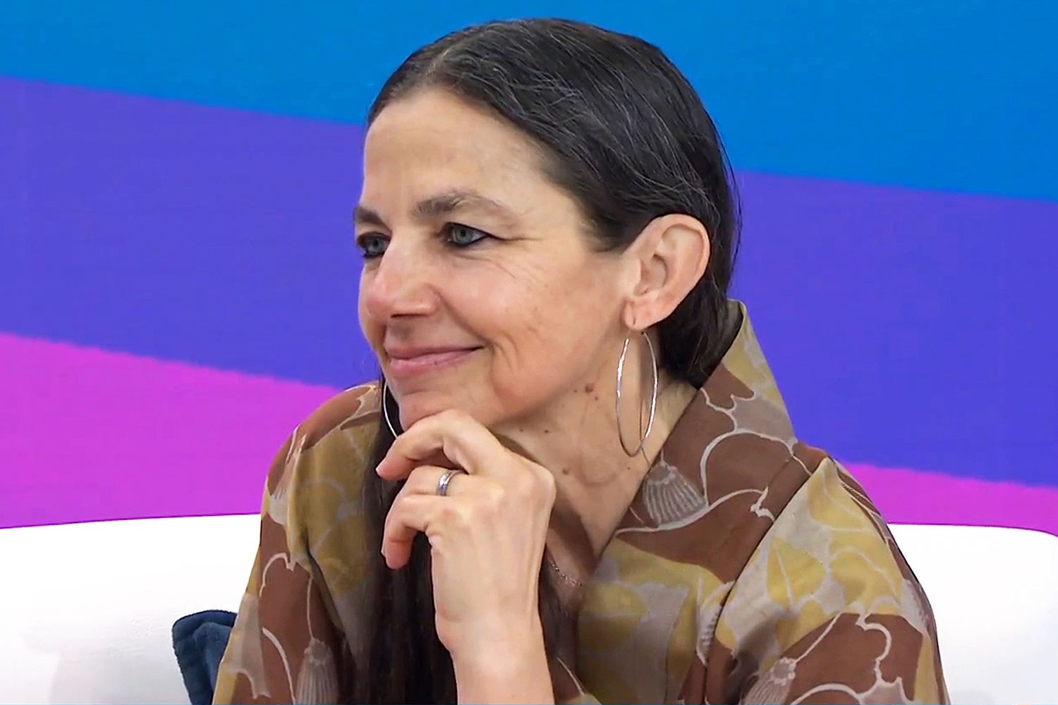 Justine Bateman sur un plateau télé, élégante et assurée