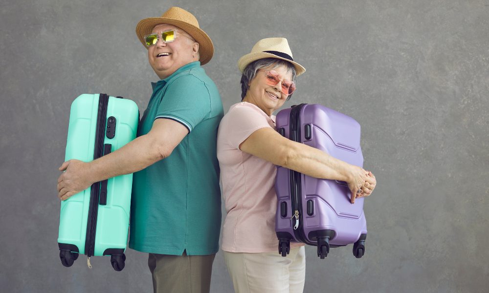 Un couple de seniors heureux et détendu, profitant d'un paysage lors d'un voyage