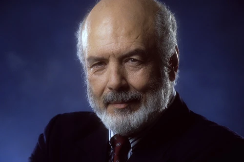 Portrait de Pernell Roberts en tenue civile, souriant