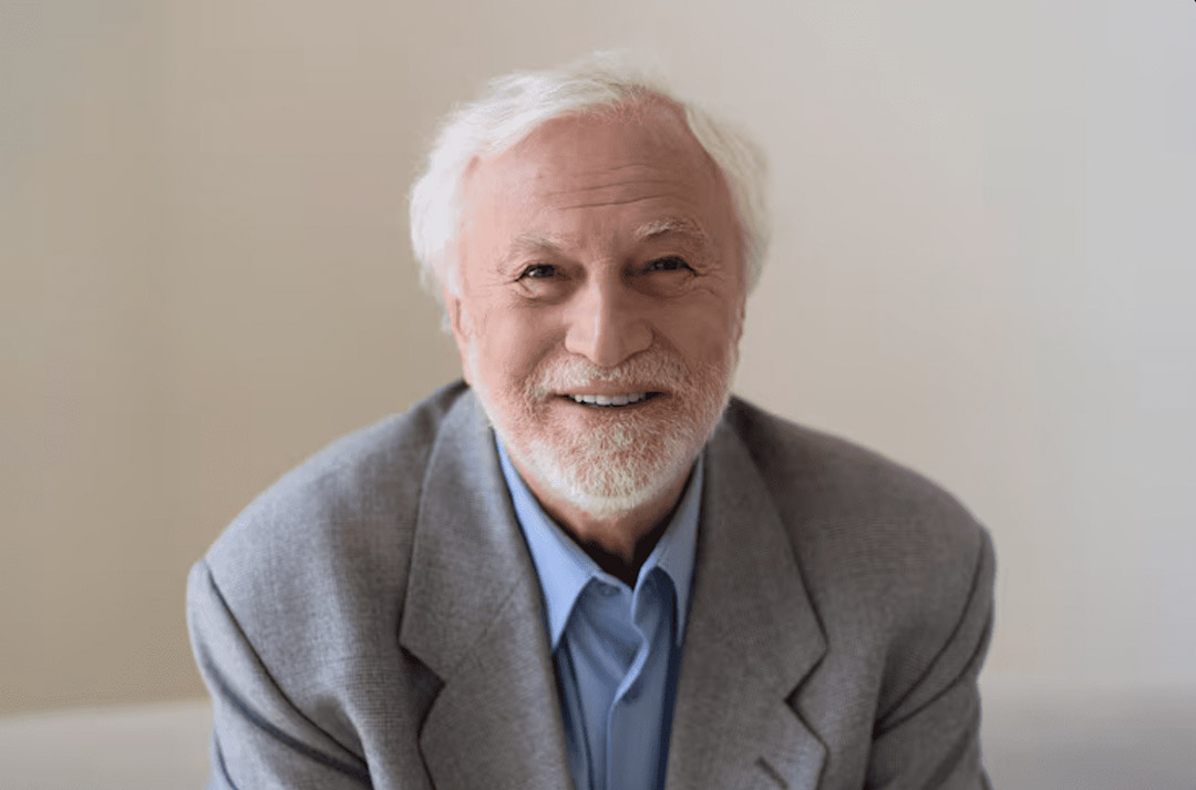 Une personne âgée tenant un verre d'eau, illustrant l'importance de l'hydratation