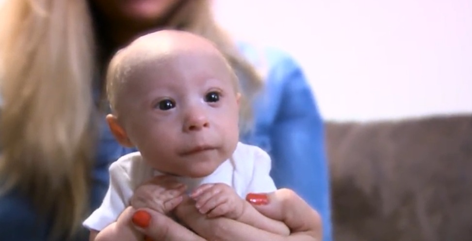 Mathieu souriant et interactif avec un membre de sa famille