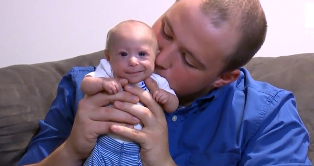 Parents de Mathieu le regardant avec tendresse