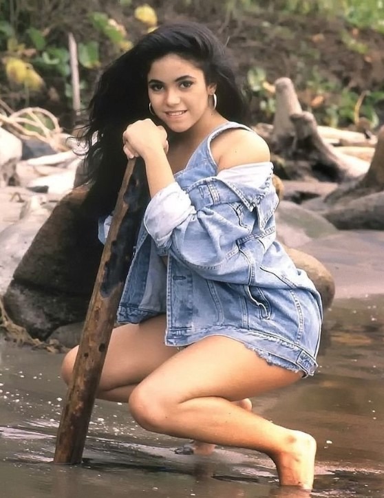 Shakira jeune, posant avec détermination