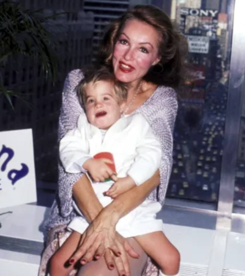 Julie Newmar regardant son fils avec tendresse