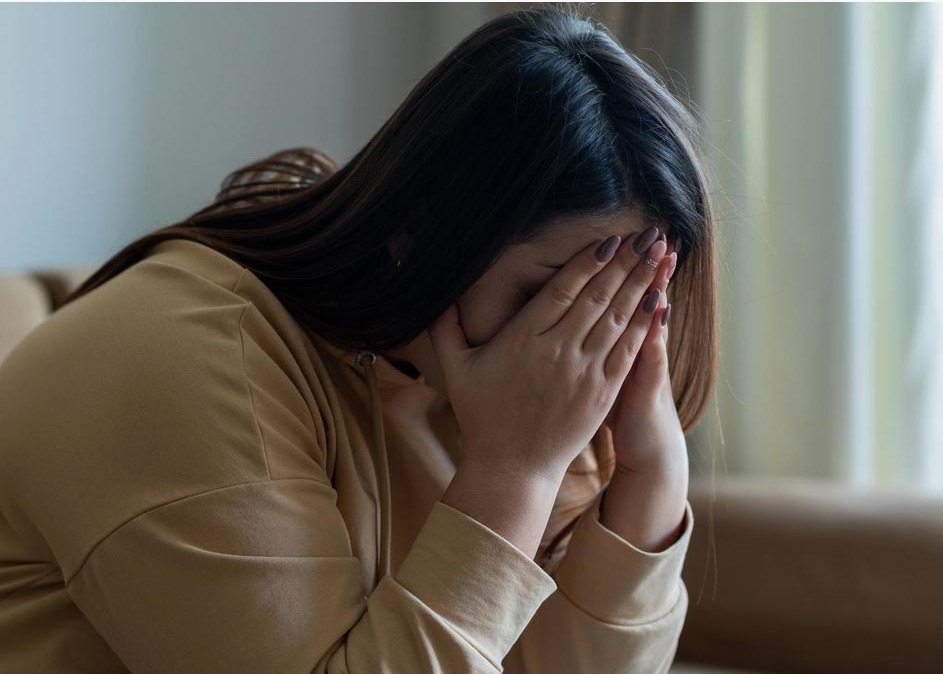 Gros plan sur l'épaule d'un nourrisson montrant une petite tache de naissance