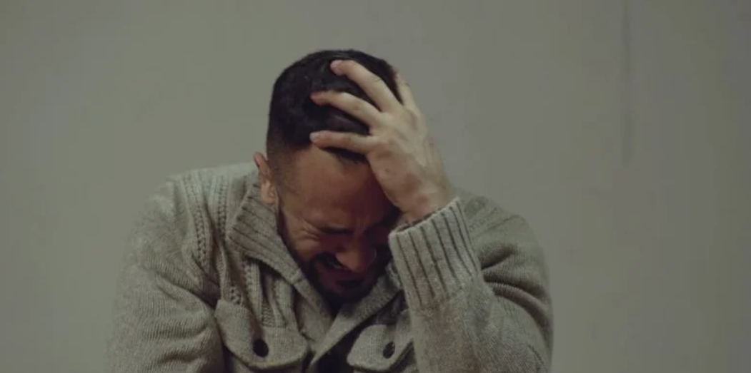 Lucas adolescent remettant une médaille à Thomas sur une scène