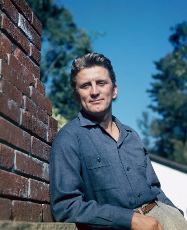 Jeune Kirk Douglas au regard déterminé