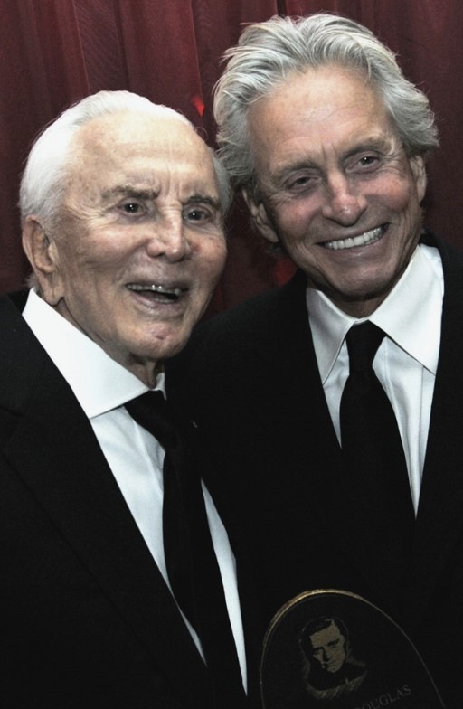 Kirk Douglas, visage marqué et regard franc