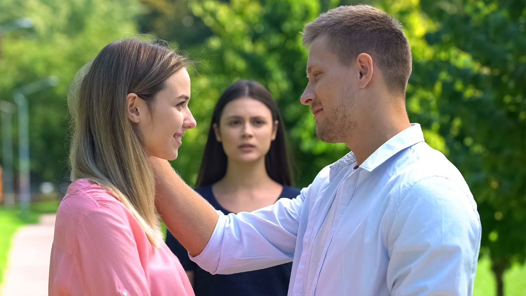 Un homme et une femme discutant intensément, en plan rapproché