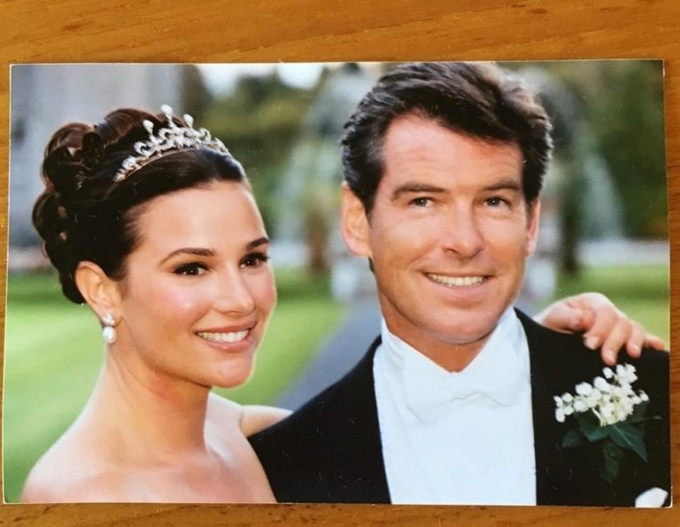 Pierce Brosnan embrassant tendrement Keely Shaye Smith sur la joue