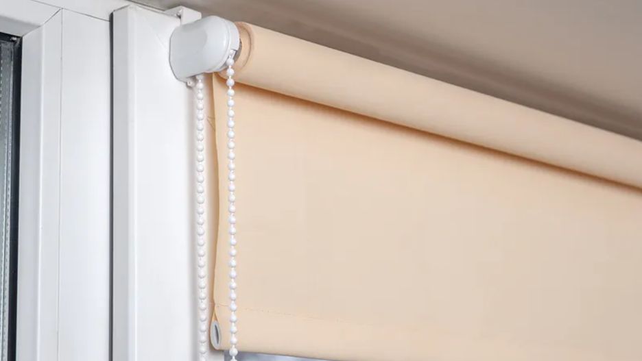 Store en tissu légèrement poussiéreux, laissant passer la lumière