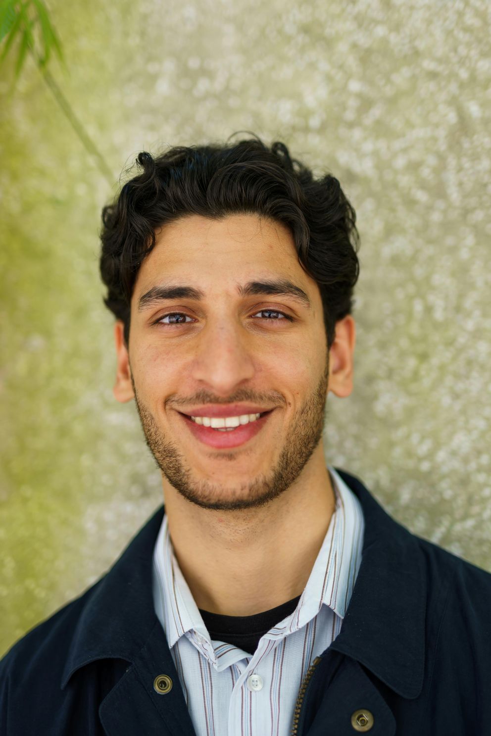 Mère et fils âgé se tenant la main avec émotion sur un banc