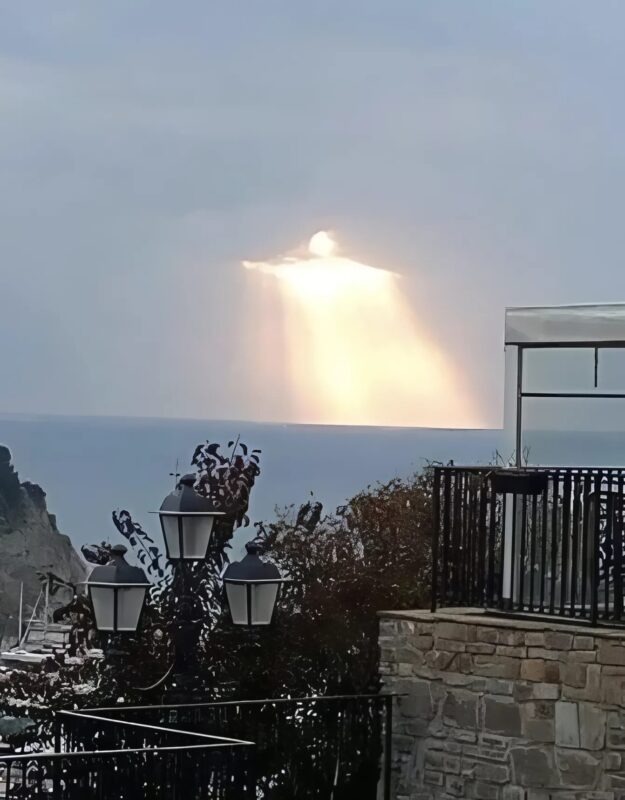 Gros plan sur la formation nuageuse montrant les détails de la silhouette