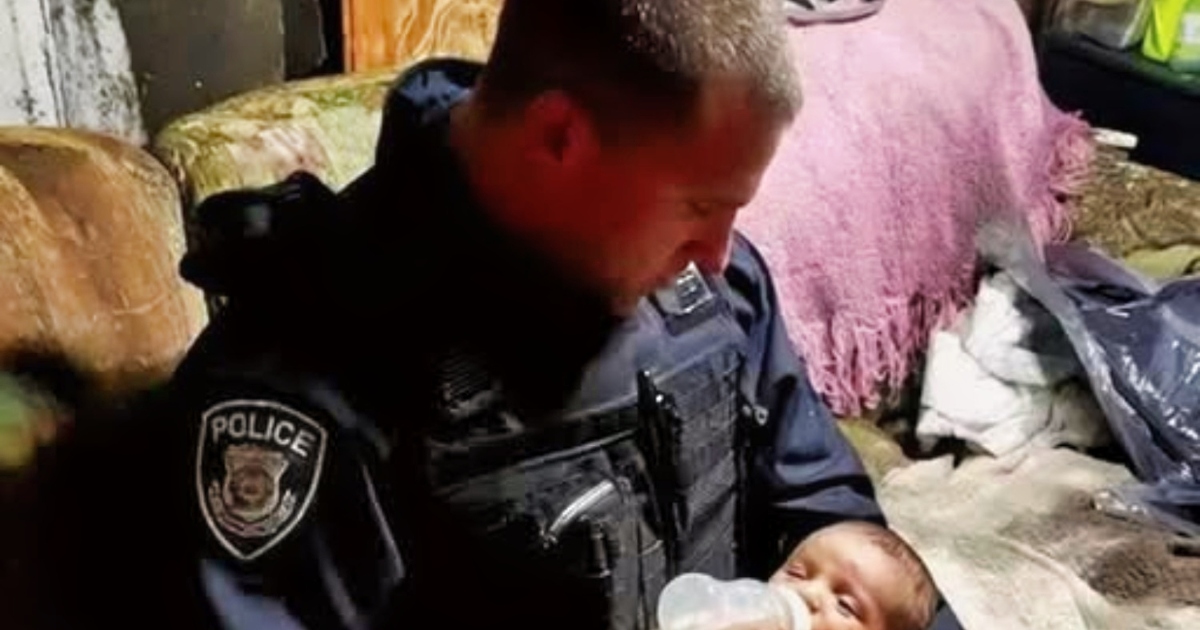 Thomas enveloppant un bébé dans sa veste