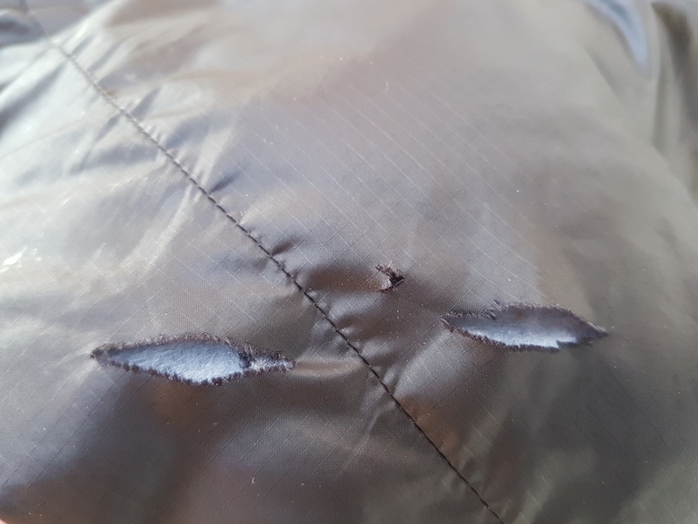 Détail d'une déchirure sur une doudoune